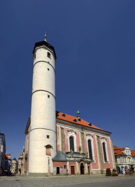 Domazlice, Çek Cumhuriyeti - Kasabanın merkezindeki Barış Meydanı 'nda Meryem Ana' nın Doğumu Kilisesi Kulesi.