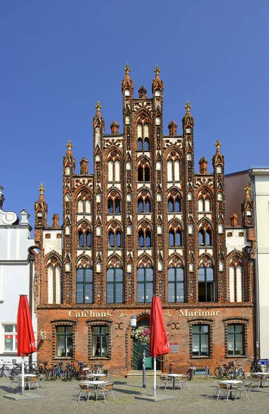 Greifswald 德国布里克哥特式格里斯瓦尔德汉萨城市场广场上的历史砖房 — 图库照片