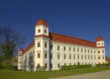 Holesov Kalesi. Chateau Holesov, Çek Cumhuriyeti 'nin erken dönem Barok mimarisinin en önemli belgeleri arasında yer alıyor.