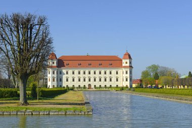 Holesov Kalesi. Chateau Holesov, Çek Cumhuriyeti 'nin erken dönem Barok mimarisinin en önemli belgeleri arasında yer alıyor.