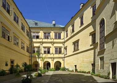 Devlet konağı Hruby Rohozec kalesi. Tarihçesi, 1280 yılında Lemberk Havel, Turnov, Çek Cumhuriyeti tarafından kurulduğu Premyslids dönemine kadar dayanır.