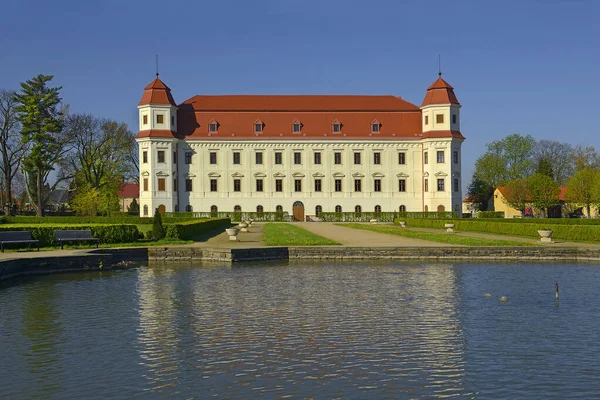 Holesov Kalesi. Chateau Holesov, Çek Cumhuriyeti 'nin erken dönem Barok mimarisinin en önemli belgeleri arasında yer alıyor.