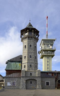 Klinovec (1244 m), Ore Dağları 'nın en yüksek dağında 80 metre yüksekliğinde baskın bir radyo iletişim kulesi ve bir gözetleme kulesi bulunmaktadır. Gözetleme kulesi 19. yüzyılda buradaydı..
