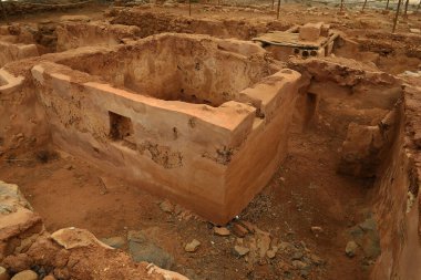 Minoan saraylarının ve Malia kentlerinin kalıntıları, UNESCO geçici listesi Girit 'in arkeolojik bir alanı. Yunanistan 'ın Heraklion kentinin 34 kilometre doğusunda yer almaktadır.