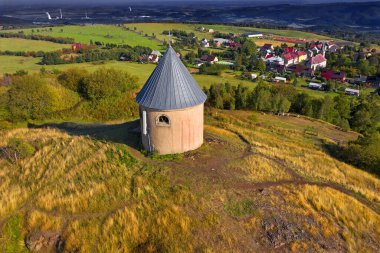 Ore Dağları / Erzgebirge, Bohemya, Çek Cumhuriyeti 'nin Medenec (Copper Hill) tepesindeki Barok şapeli. Güneydoğu Almanya 'da (Saksonya) ve kuzeybatı Çek Cumhuriyeti' nde UNESCO Dünya Mirası