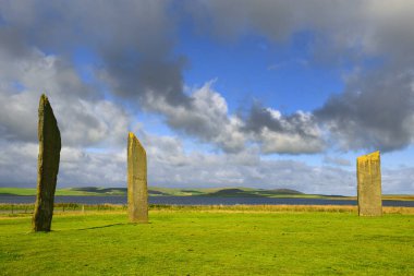 Stenness 'in ayakta duran taşları, Orkney Adası, İskoçya' daki Neolitik Orkney Dünya Mirası 'nın Yüreği Yüzüğü ve Maeshowe Bölgesi yakınlarındaki Neolitik Henge Anıtı.