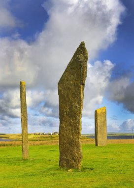 Stenness 'in ayakta duran taşları, Orkney Adası, İskoçya' daki Neolitik Orkney Dünya Mirası 'nın Yüreği Yüzüğü ve Maeshowe Bölgesi yakınlarındaki Neolitik Henge Anıtı.