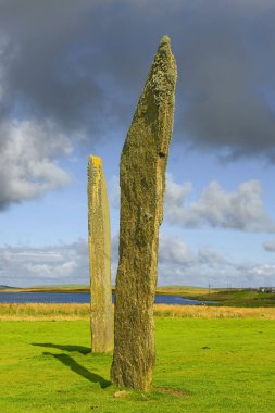 Stenness 'in ayakta duran taşları, Orkney Adası, İskoçya' daki Neolitik Orkney Dünya Mirası 'nın Yüreği Yüzüğü ve Maeshowe Bölgesi yakınlarındaki Neolitik Henge Anıtı.