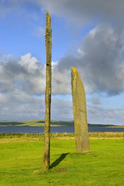 Stenness 'in ayakta duran taşları, Orkney Adası, İskoçya' daki Neolitik Orkney Dünya Mirası 'nın Yüreği Yüzüğü ve Maeshowe Bölgesi yakınlarındaki Neolitik Henge Anıtı.