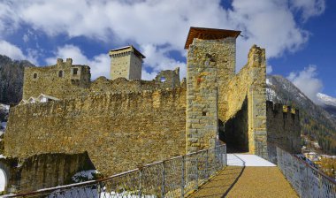 Val di Sole 'den Ossana Kalesi, İtalya, Alpler