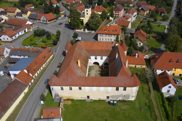 ルーニャー ポッド ブラニケム城 ブラニクの下のルーニャー 元の要塞をルネサンス様式の城に再建し 1675年にはチェコ共和国ボヘミアのバロック様式で改修された — ストック写真