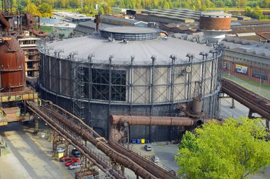 Çok amaçlı Oditoryum Gong bir gaz tutucudan yeniden inşa edildi. Dolni Vitkovice 'nin eski fırınları modern bir kültür ve eğitim merkezine dönüştürüldü.