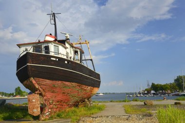Peenemuende Limanı (Peenemnde), Almanya. Kıyıda eski ahşap balıkçı teknesi