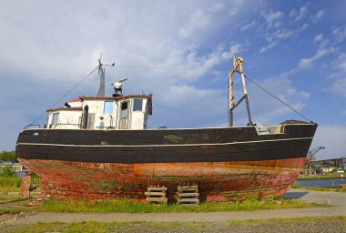 Peenemuende Limanı (Peenemnde), Almanya. Kıyıda eski ahşap balıkçı teknesi