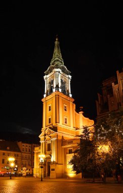 Torun şehrindeki eski şehrin gece sokakları. Torun eski bir tarihi kent ve UNESCO Dünya Mirası Bölgesi, Polonya