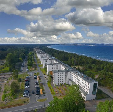 Ruegen 'deki KdF Colossus Prora - Almanya' nın Ruegen adasındaki Baltık Denizi 'ndeki devasa tarihi Nazi tatil beldesi
