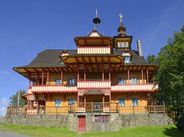 Pustevny, Beskids dağları, Moravya, Çek Cumhuriyeti - halk ayrımı tarzında kırsal ve kırsal mimari. Tahtadan yapılmış renkli ahşap bina..