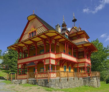 Pustevny, Beskids dağları, Moravya, Çek Cumhuriyeti - halk ayrımı tarzında kırsal ve kırsal mimari. Tahtadan yapılmış renkli ahşap bina..