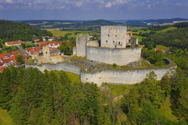 Ulusal Park Sumava 'daki Gotik şato Rabi harabeleri. Çek Cumhuriyeti 'ndeki ortaçağ anıtı. Orta Avrupa.