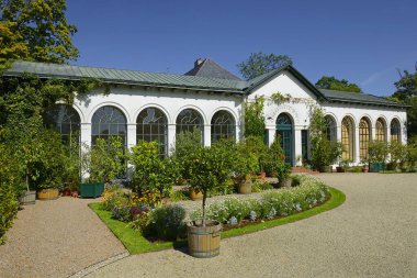 Radun Kalesi 'nin portakalları. Şatonun 1825 'ten 1826' ya kadar olan neoklasik portakalı şatodan, Moravya 'dan, Opava' dan, Silezya 'dan, Çek Cumhuriyeti' nden 100 metre uzaktadır..