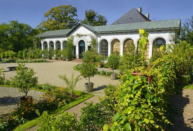 Radun Kalesi 'nin portakalları. Şatonun 1825 'ten 1826' ya kadar olan neoklasik portakalı şatodan, Moravya 'dan, Opava' dan, Silezya 'dan, Çek Cumhuriyeti' nden 100 metre uzaktadır..