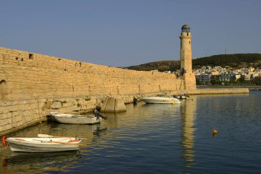 Rethymno 'daki eski Venedik limanının girişindeki deniz feneri. Rethymno Girit adasının kuzey kıyısında tarihi bir şehirdir. Yunanistan