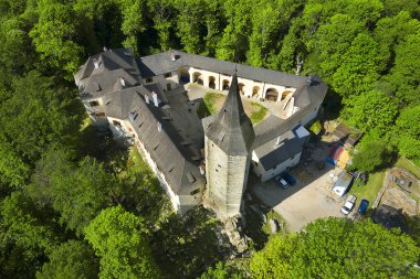 Doupe köyü yakınlarındaki Gotik şato Çek Cumhuriyeti 'nin romantik manzarasında kayalık bir tepenin üzerinde duruyor.