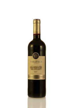 Tarapaca şaraphanesinden bir şişe şarap. Şili 'deki Maipo Nehri Vadisi' nin en önemli şarap bölgesinden şarap.