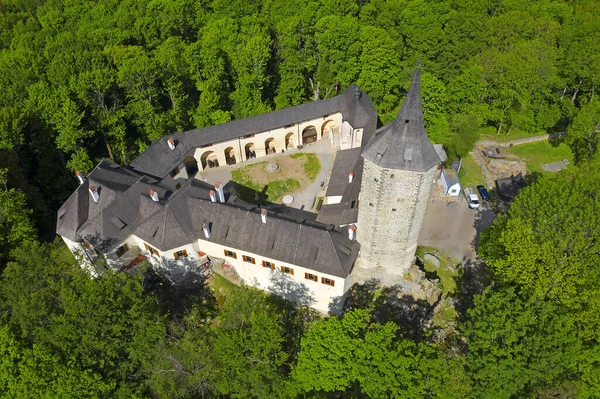 Castelo Gótico Rostejn Perto Aldeia Doupe Fica Uma Colina Rochosa — Fotografia de Stock