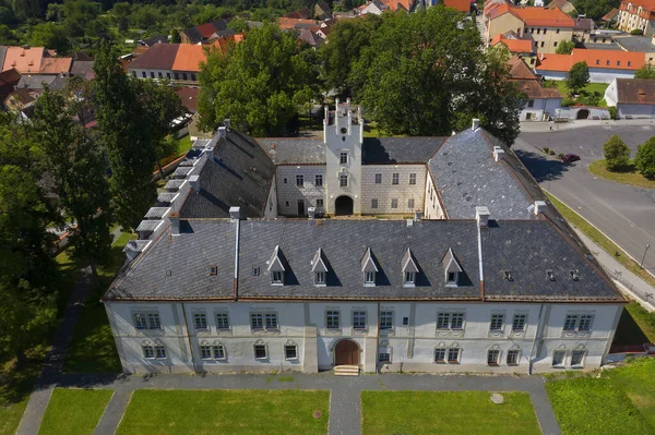 有花园的Spalene Porici城堡景观 中世纪的古堡重建为位于捷克共和国斯帕莱内 波里奇的维多利亚哥特式城堡 — 图库照片