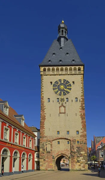 Speyer マクシミリアン通りと旧門 Altprtel シュピーアーはラインラント プファルツ州の町で ローマ人によって設立され ドイツ最古の都市の一つです — ストック写真