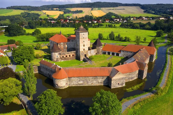 シヴォフはチェコで最も若い城の一つです 15世紀から16世紀にかけて建設された スヴィホフの水城は チェコ共和国ピルセン地方 ヨーロッパに位置しています — ストック写真