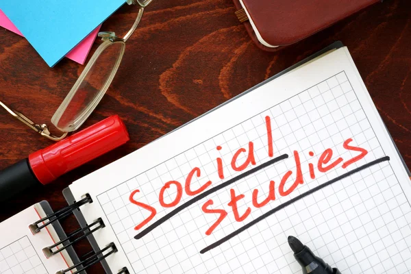 Estudios sociales escritos en un cuaderno . — Foto de Stock