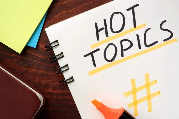Hot Topics written in a notepad — Stock Photo, Image