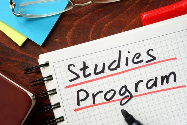 Studier Program skrivet i ett anteckningsblock. — Stockfoto