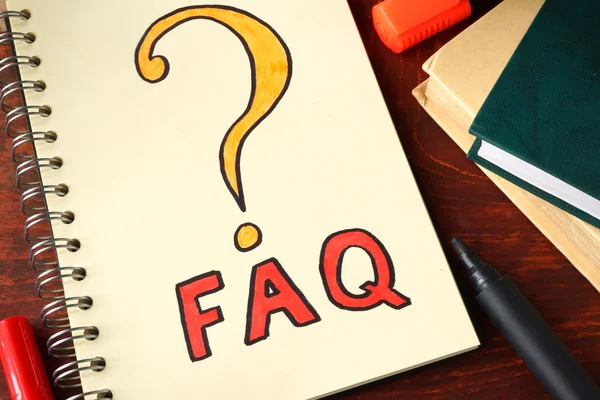 FAQ geschreven op een laptop. Vragen vragen concept. — Stockfoto