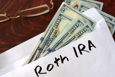 Roth IRA dolar olan bir zarf üzerinde yazılı. 