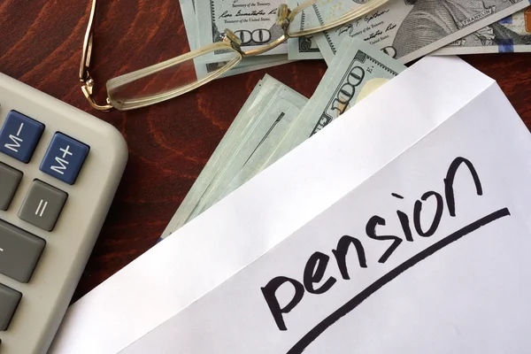 Pension skriven på ett kuvert med dollar. — Stockfoto