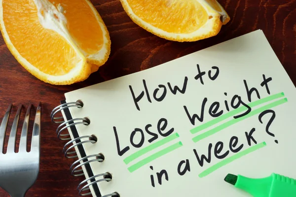 Kladblok met ondertekenen hoe om gewicht te verliezen in een week. — Stockfoto