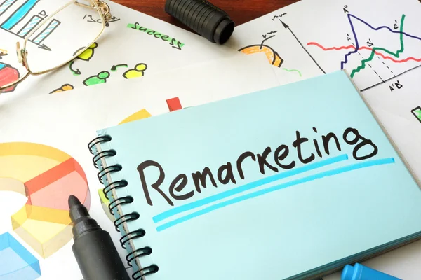 Remarketing escrito en una hoja de cuaderno. Concepto de comercialización . — Foto de Stock