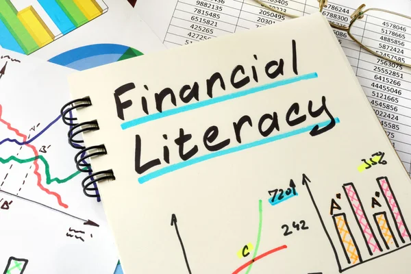 Alfabetização financeira escrita em uma folha de bloco de notas. Conceito de educação . — Fotografia de Stock