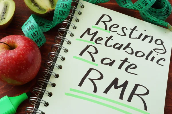 RMR Відновлювальна швидкість метаболізму, написана на блокноті . — стокове фото