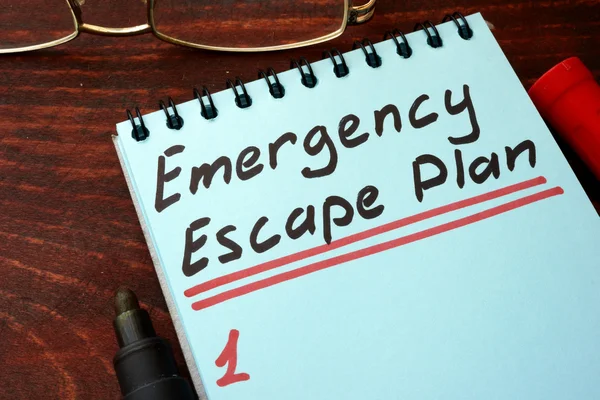 Plan de escape de emergencia escrito en un bloc de notas con marcador . — Foto de Stock