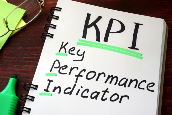Anahtar performans göstergeleri KPI marker ile not etmek üstünde yazılı. — Stok fotoğraf