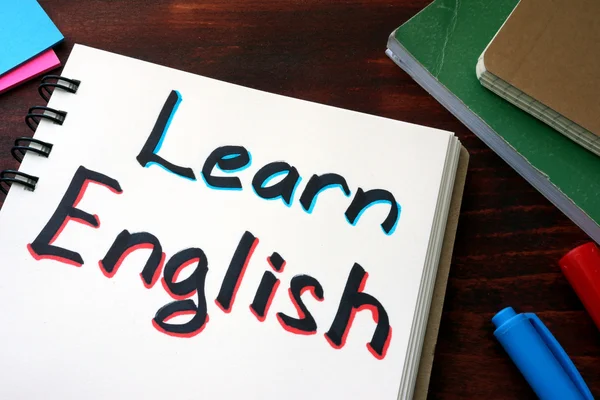 Tanuljon angolul írott-ra egy jegyzettömb-jelölővel. — Stock Fotó