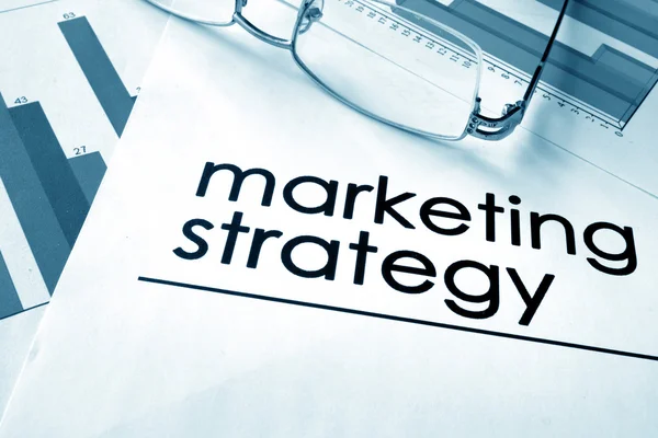 Carta con parole strategia di marketing e grafici . — Foto Stock