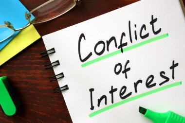 Yazılı bir Not Defteri'nde çıkar çatışması işareti.