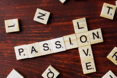 Tahta bloklarla harflerle tutku aşk sözcükleri.