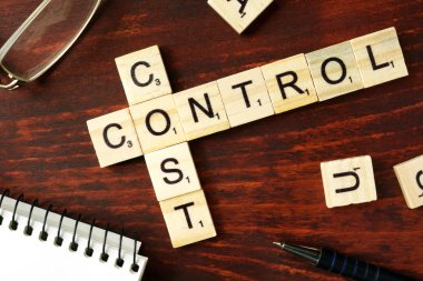 Denetim maliyet tahta bloklarla harflerle kelimeler.