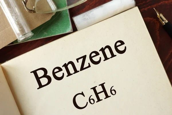 O Benzene escreveu numa página. Conceito de química . — Fotografia de Stock